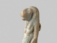 Aeg F 101  Aeg F 101, Gegend von Assuan, Spätzeit, Thoeris, Hellgrüne Fayence, H 3,8 cm, B 1,5 cm, T 1,6 cm : Bestandskatalog Ägypten, Museumsfoto: Claus Cordes